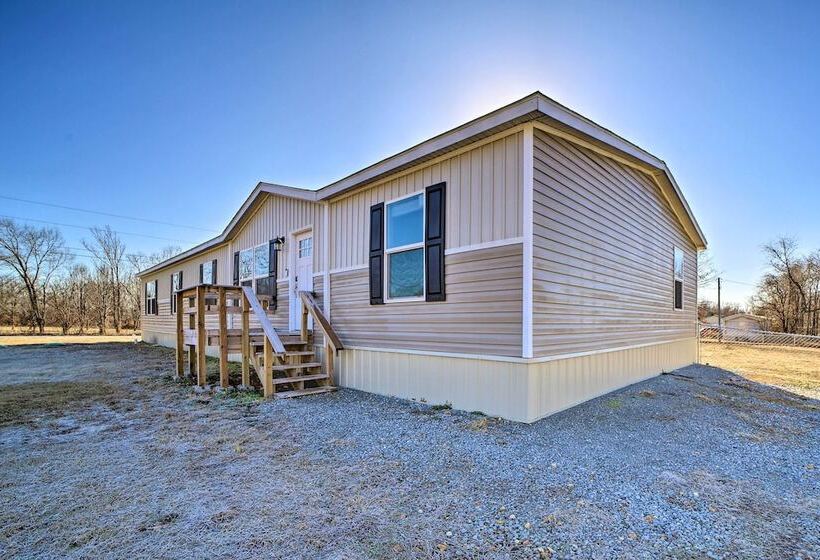 Bright Bernice Home W/ Yard, Close To Marinas!