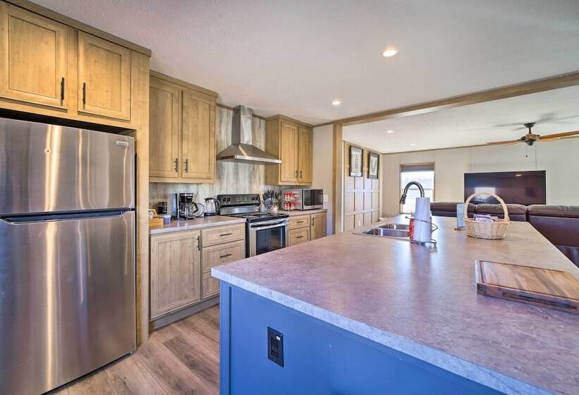 Bright Bernice Home W/ Yard, Close To Marinas!