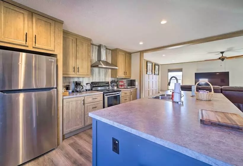 Bright Bernice Home W/ Yard, Close To Marinas!