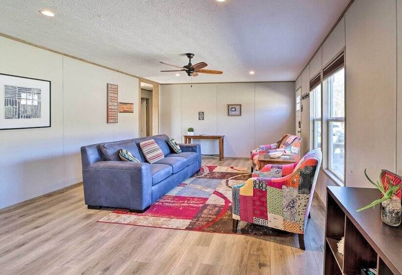 Bright Bernice Home W/ Yard, Close To Marinas!