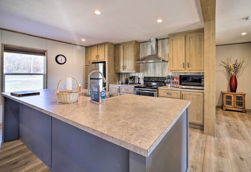 Bright Bernice Home W/ Yard, Close To Marinas!