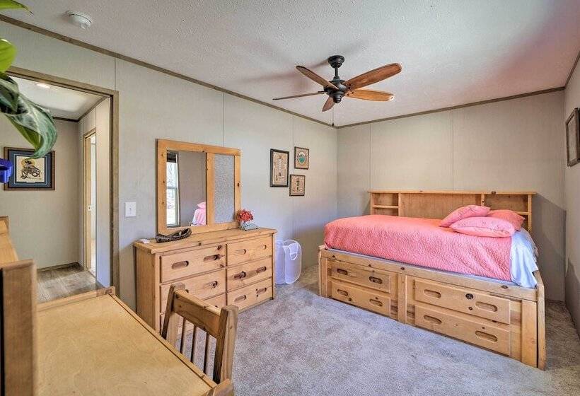 Bright Bernice Home W/ Yard, Close To Marinas!