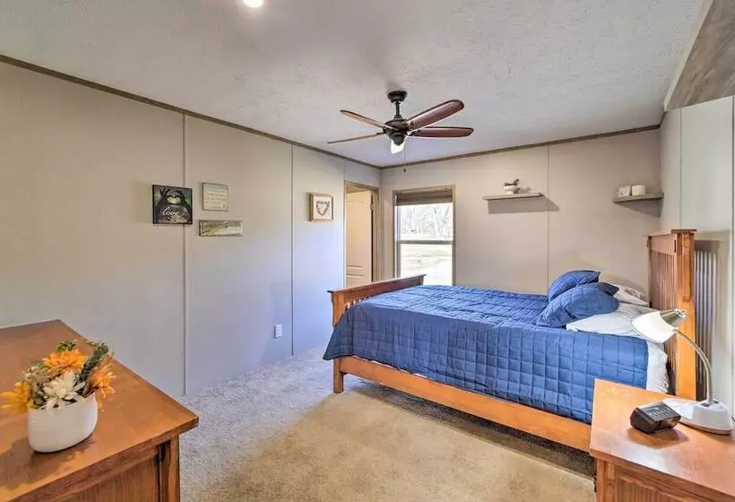 Bright Bernice Home W/ Yard, Close To Marinas!