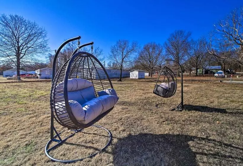 Bright Bernice Home W/ Yard, Close To Marinas!