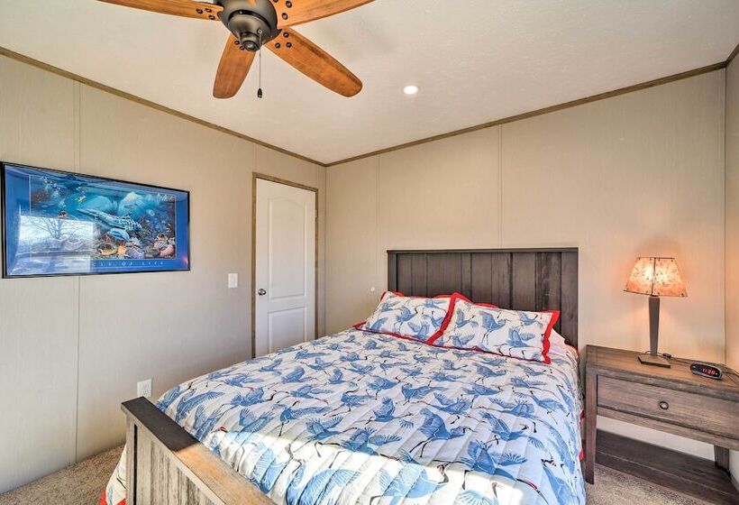 Bright Bernice Home W/ Yard, Close To Marinas!