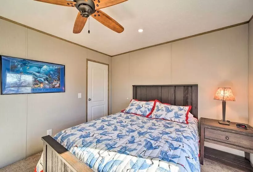 Bright Bernice Home W/ Yard, Close To Marinas!