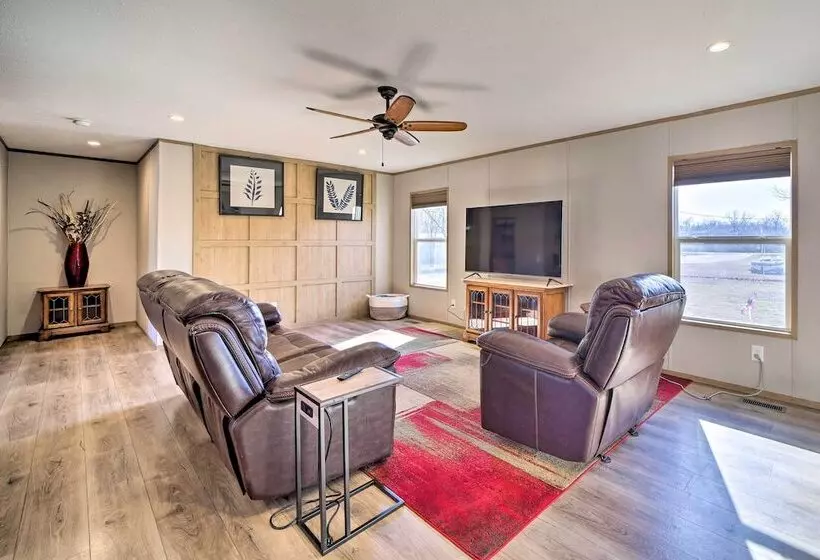 Bright Bernice Home W/ Yard, Close To Marinas!