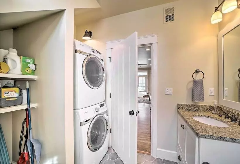 Carlton Landing Home: Walk To Lake & Parks!