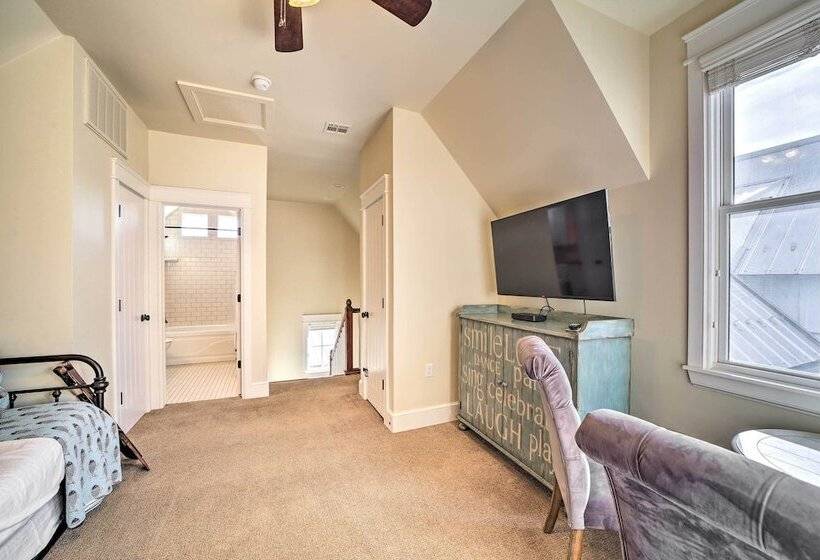 Carlton Landing Home: Walk To Lake & Parks!