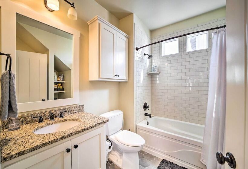 Carlton Landing Home: Walk To Lake & Parks!