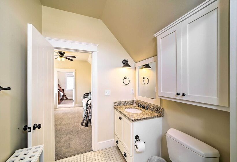 Carlton Landing Home: Walk To Lake & Parks!