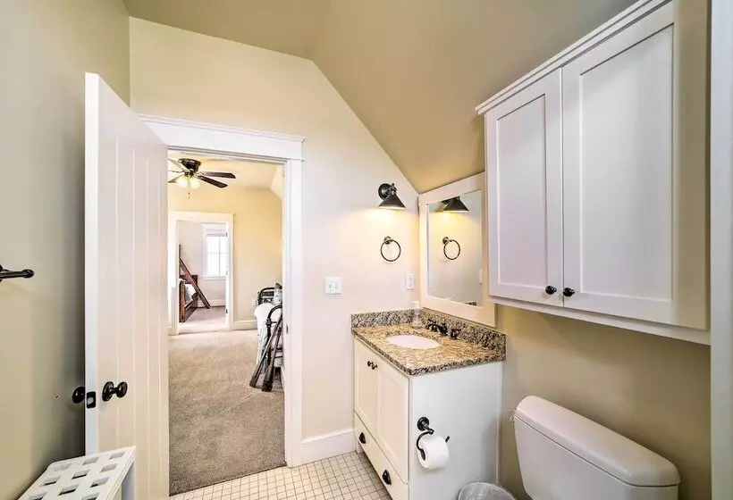 Carlton Landing Home: Walk To Lake & Parks!