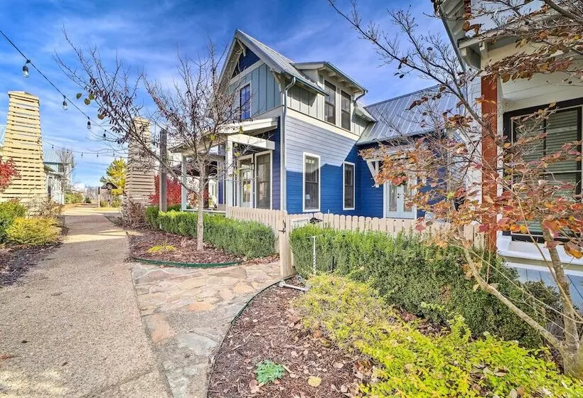 Carlton Landing Home: Walk To Lake & Parks!