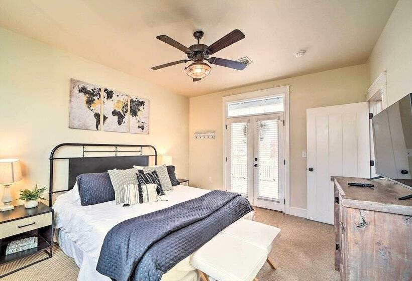 Carlton Landing Home: Walk To Lake & Parks!