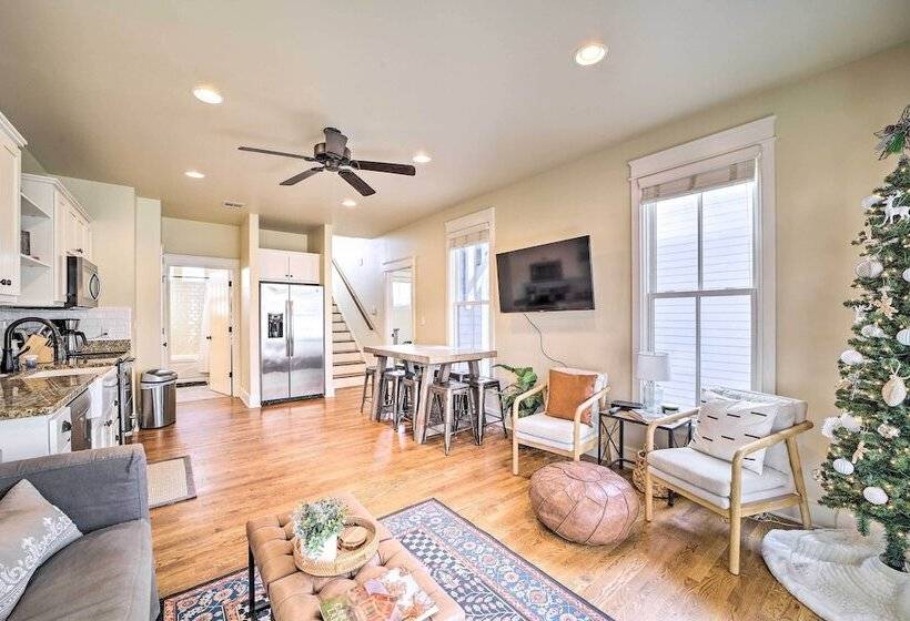 Carlton Landing Home: Walk To Lake & Parks!