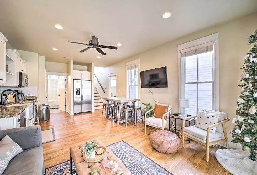 Carlton Landing Home: Walk To Lake & Parks!