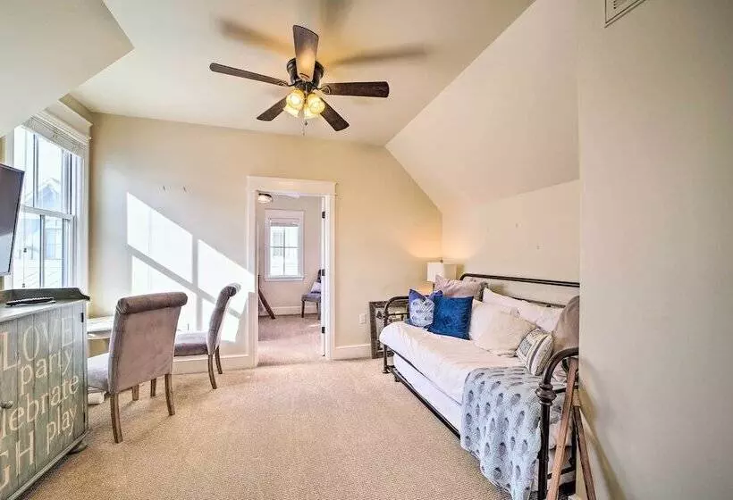 Carlton Landing Home: Walk To Lake & Parks!