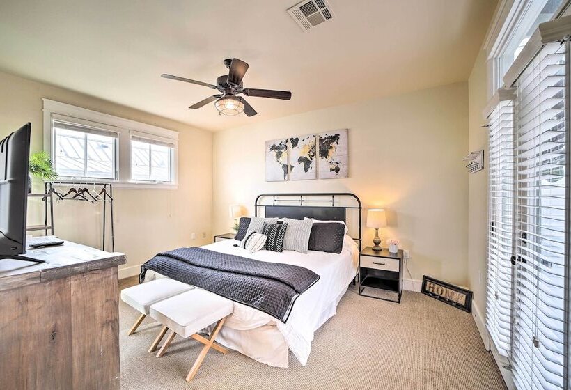 Carlton Landing Home: Walk To Lake & Parks!