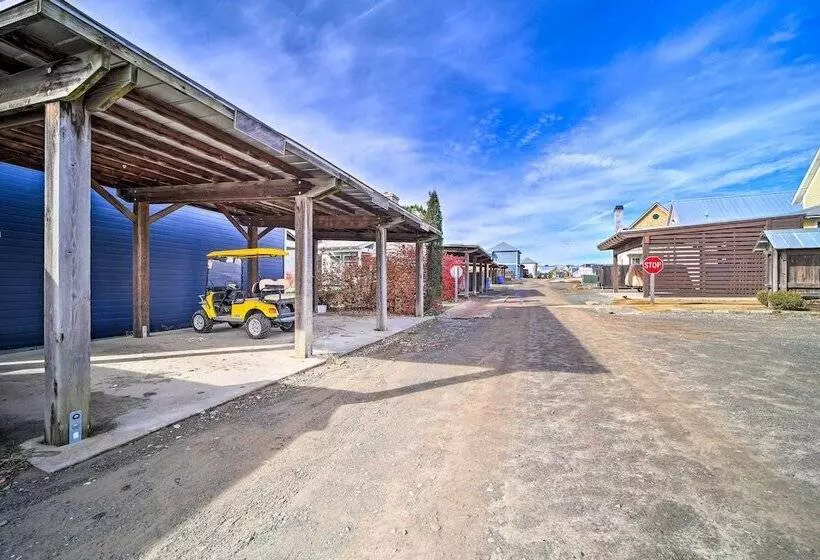 Carlton Landing Home: Walk To Lake & Parks!