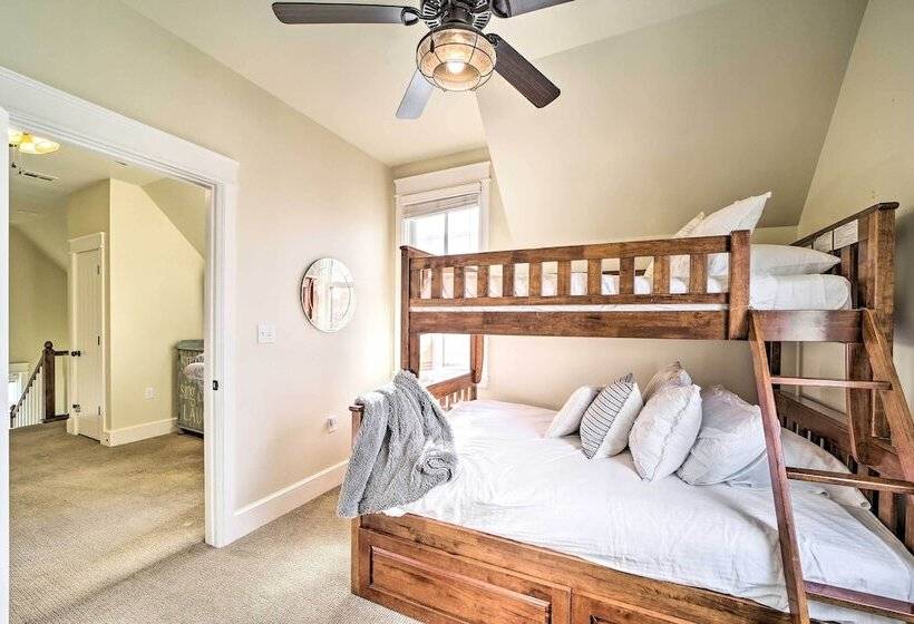 Carlton Landing Home: Walk To Lake & Parks!