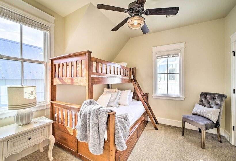 Carlton Landing Home: Walk To Lake & Parks!