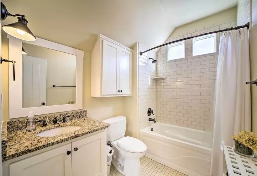 Carlton Landing Home: Walk To Lake & Parks!