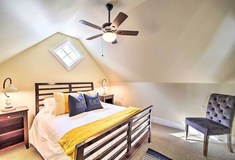 Carlton Landing Home: Walk To Lake & Parks!