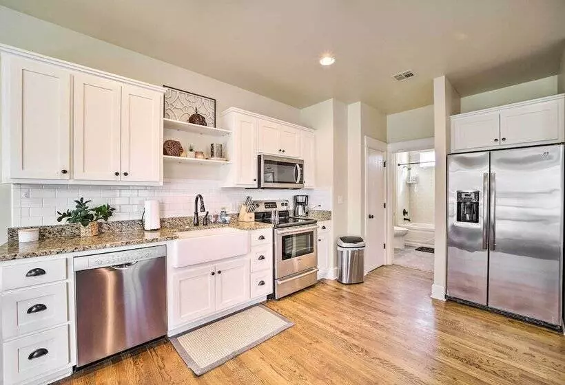 Carlton Landing Home: Walk To Lake & Parks!