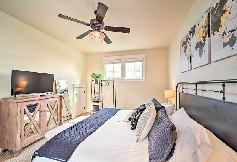 Carlton Landing Home: Walk To Lake & Parks!