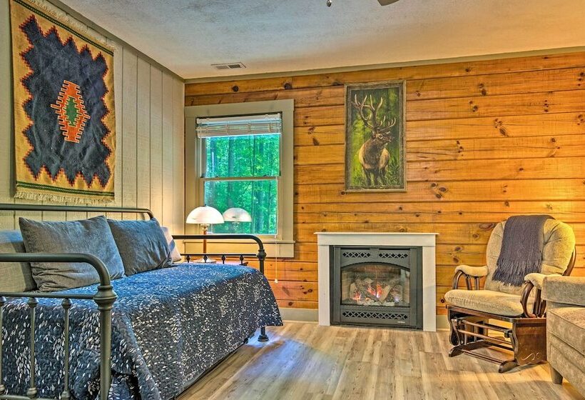 Clyde Cabin Hideaway: Porch & Grill