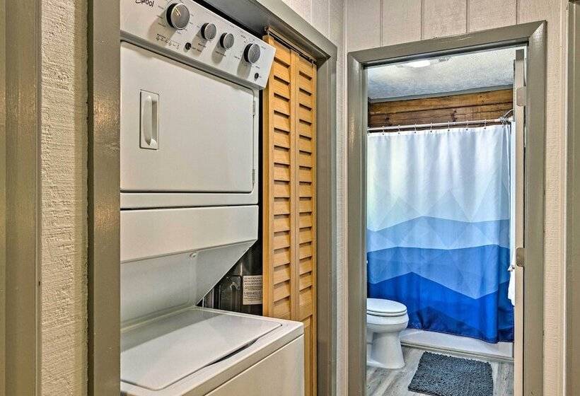 Clyde Cabin Hideaway: Porch & Grill