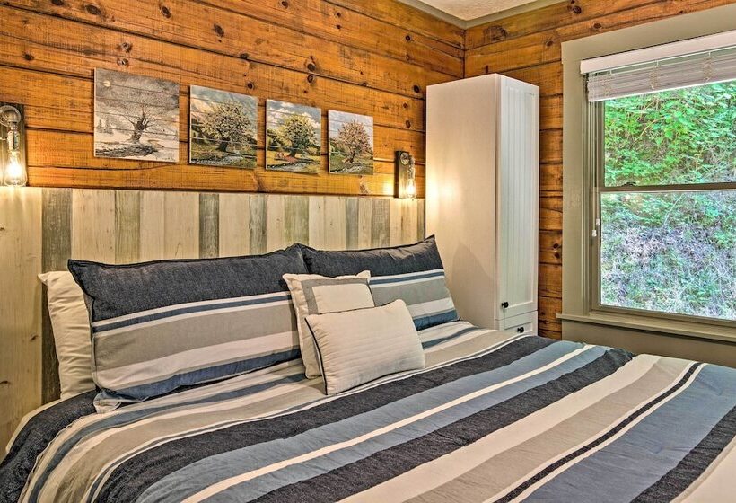 Clyde Cabin Hideaway: Porch & Grill