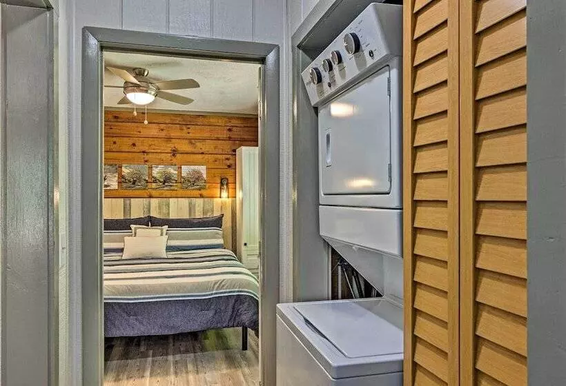 Clyde Cabin Hideaway: Porch & Grill
