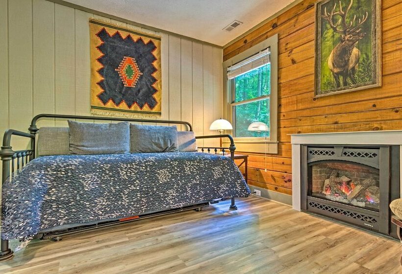 Clyde Cabin Hideaway: Porch & Grill