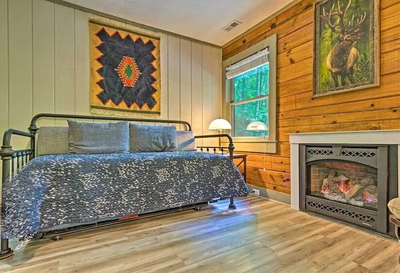Clyde Cabin Hideaway: Porch & Grill
