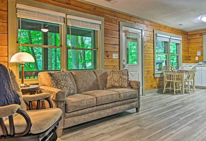 Clyde Cabin Hideaway: Porch & Grill