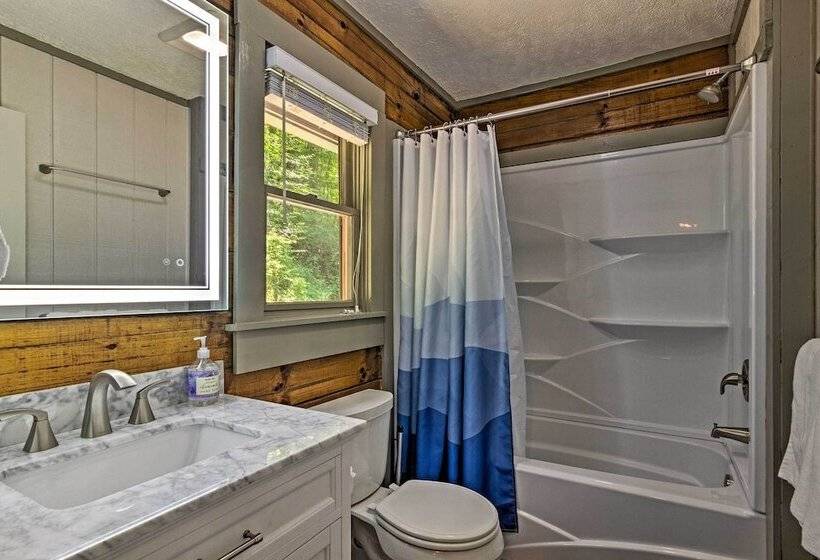 Clyde Cabin Hideaway: Porch & Grill