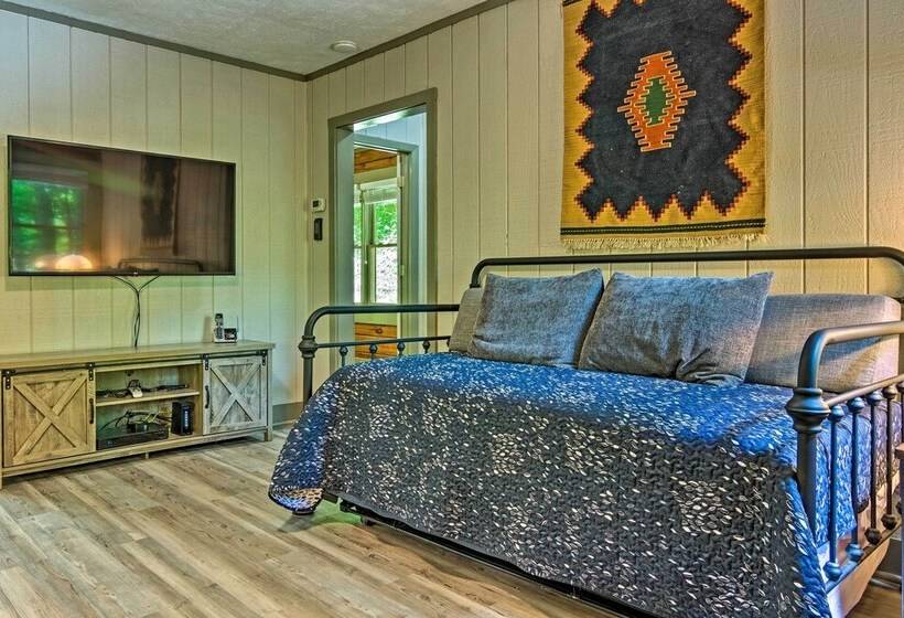 Clyde Cabin Hideaway: Porch & Grill