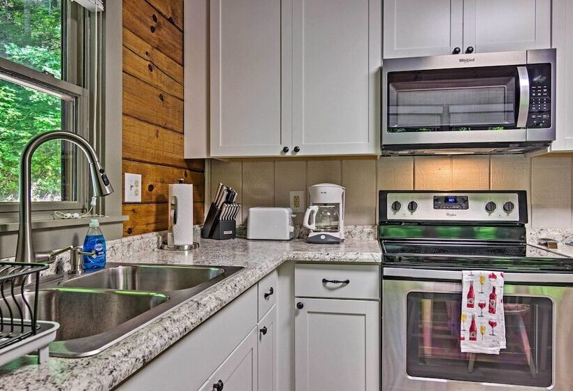 Clyde Cabin Hideaway: Porch & Grill