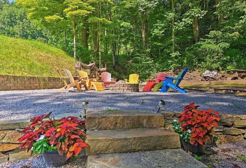 Clyde Cabin Hideaway: Porch & Grill