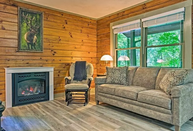 Clyde Cabin Hideaway: Porch & Grill