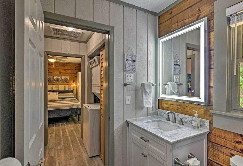 Clyde Cabin Hideaway: Porch & Grill