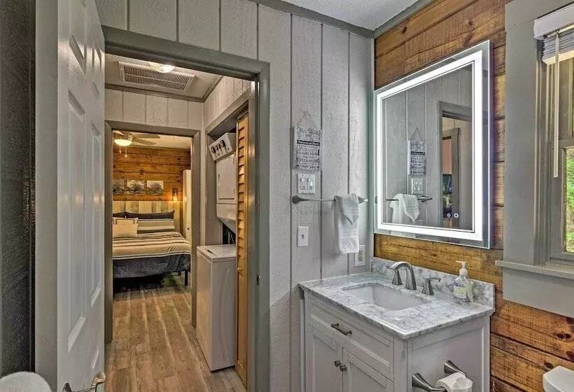 Clyde Cabin Hideaway: Porch & Grill