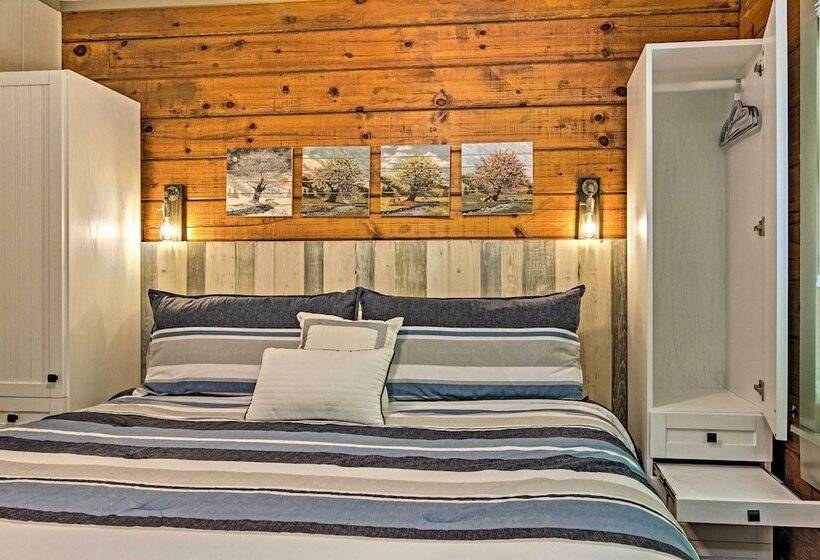 Clyde Cabin Hideaway: Porch & Grill