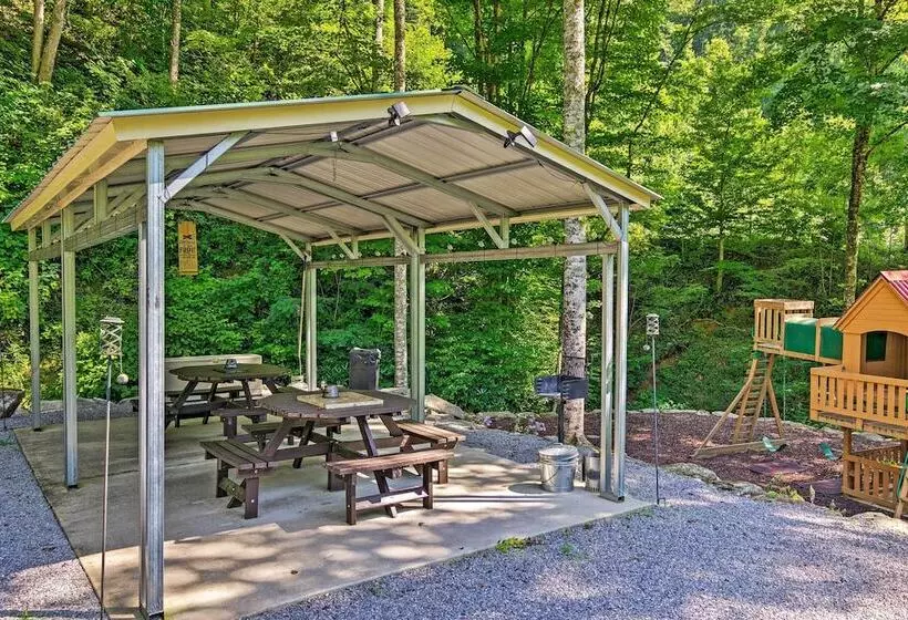 Clyde Cabin Hideaway: Porch & Grill