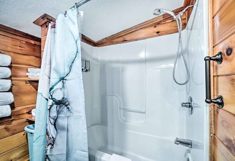 Charming Jamestown Cabin W/ Large Backyard!