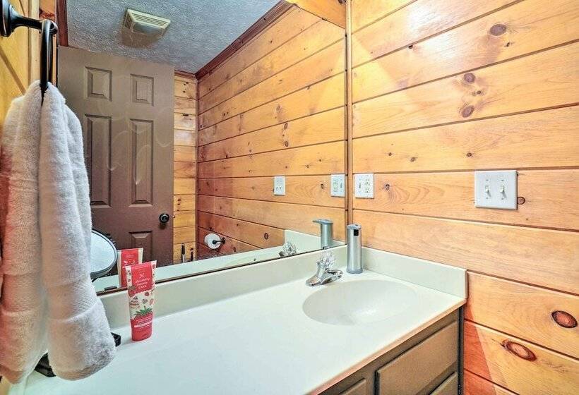 Charming Jamestown Cabin W/ Large Backyard!