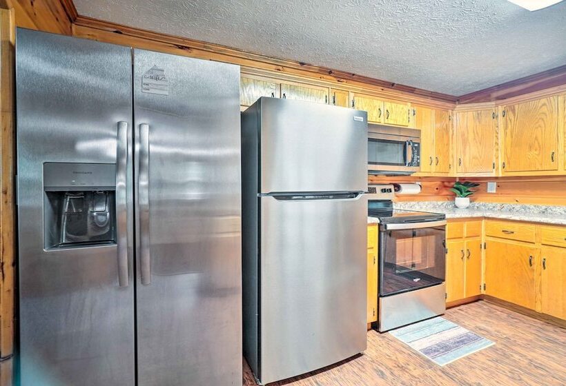 Charming Jamestown Cabin W/ Large Backyard!