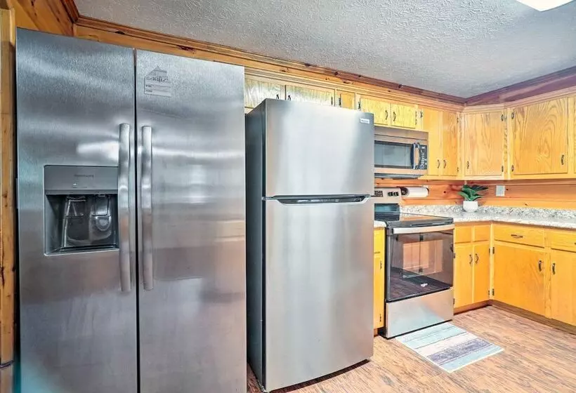 Charming Jamestown Cabin W/ Large Backyard!