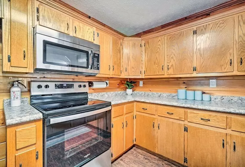 Charming Jamestown Cabin W/ Large Backyard!